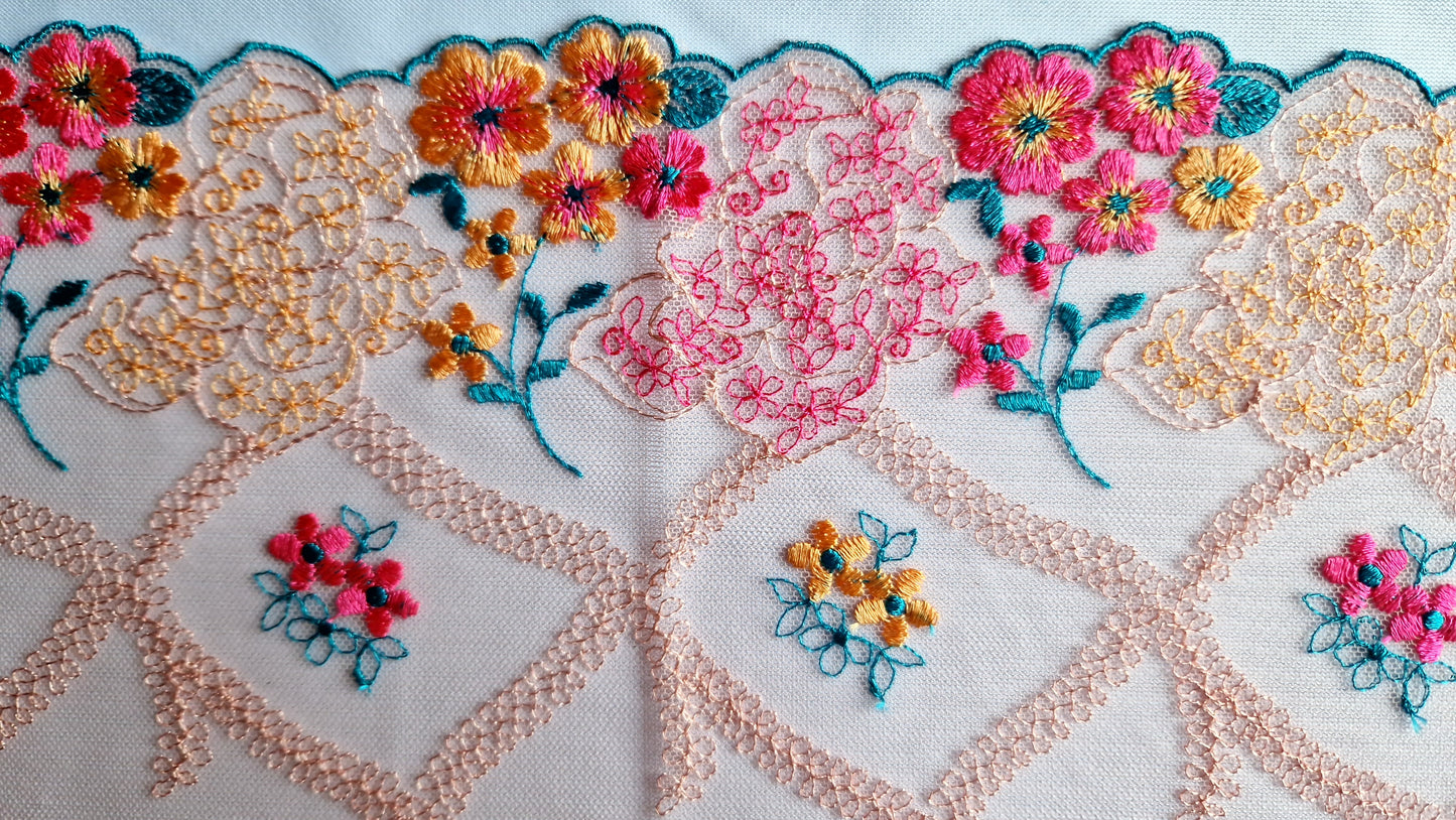 2024-100 Oud roze tule kant met fuchsia rozen en oranje bloemetjes