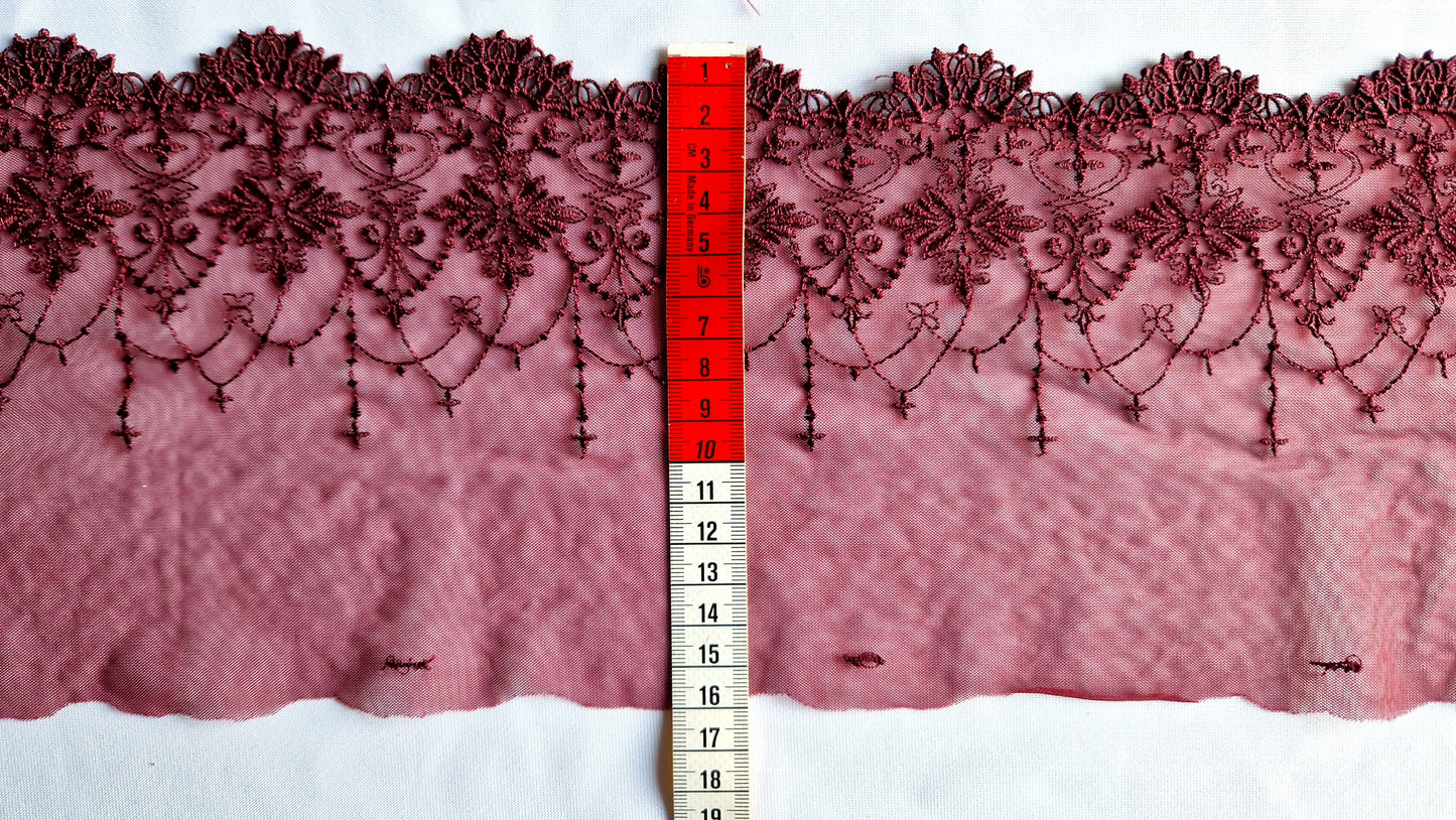 2024-105 bordeaux rood tule kant met gotisch geborduurd motief