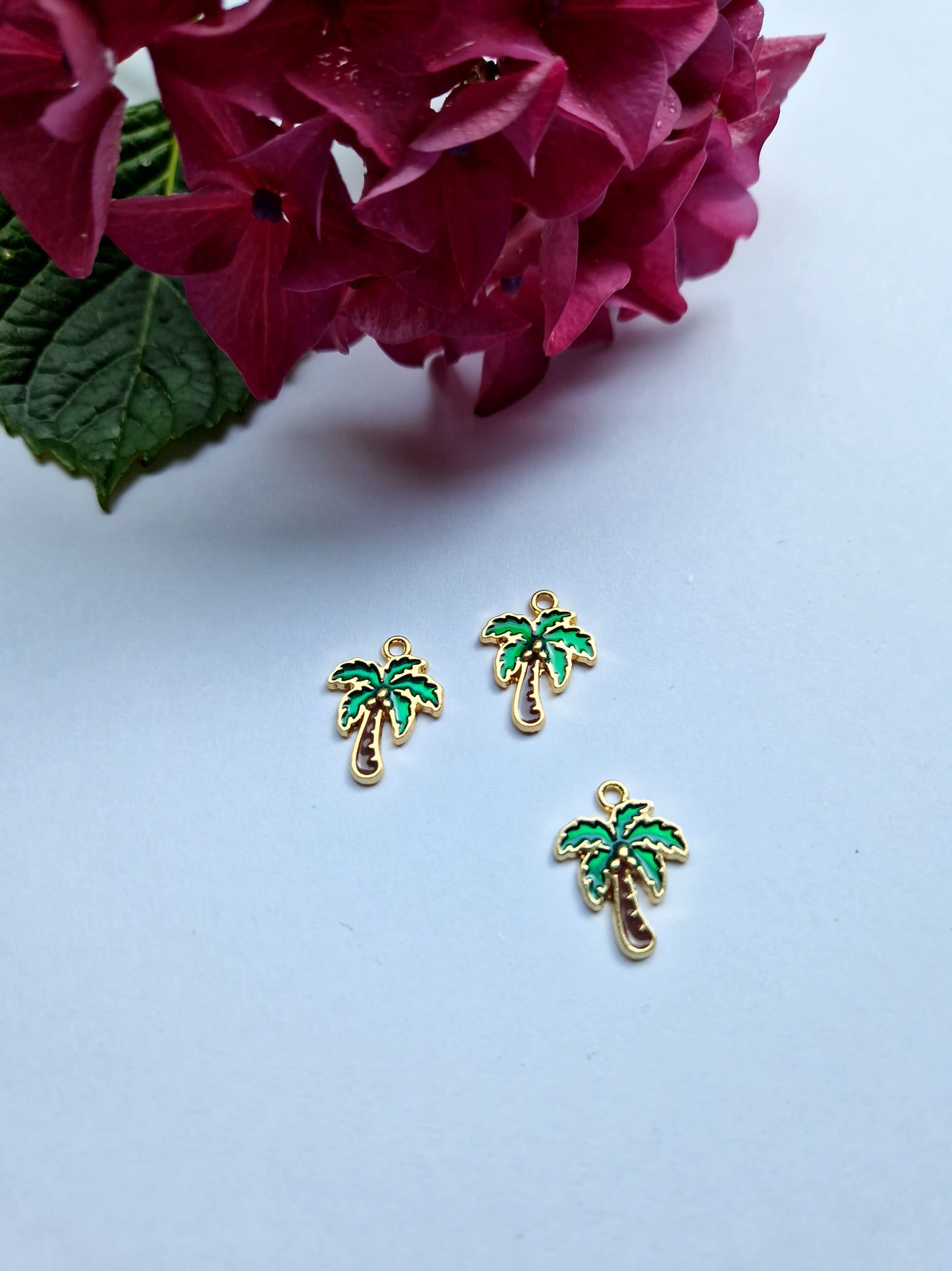 Bedeltje, goudkleurig, emaille ingelegd palmboompje