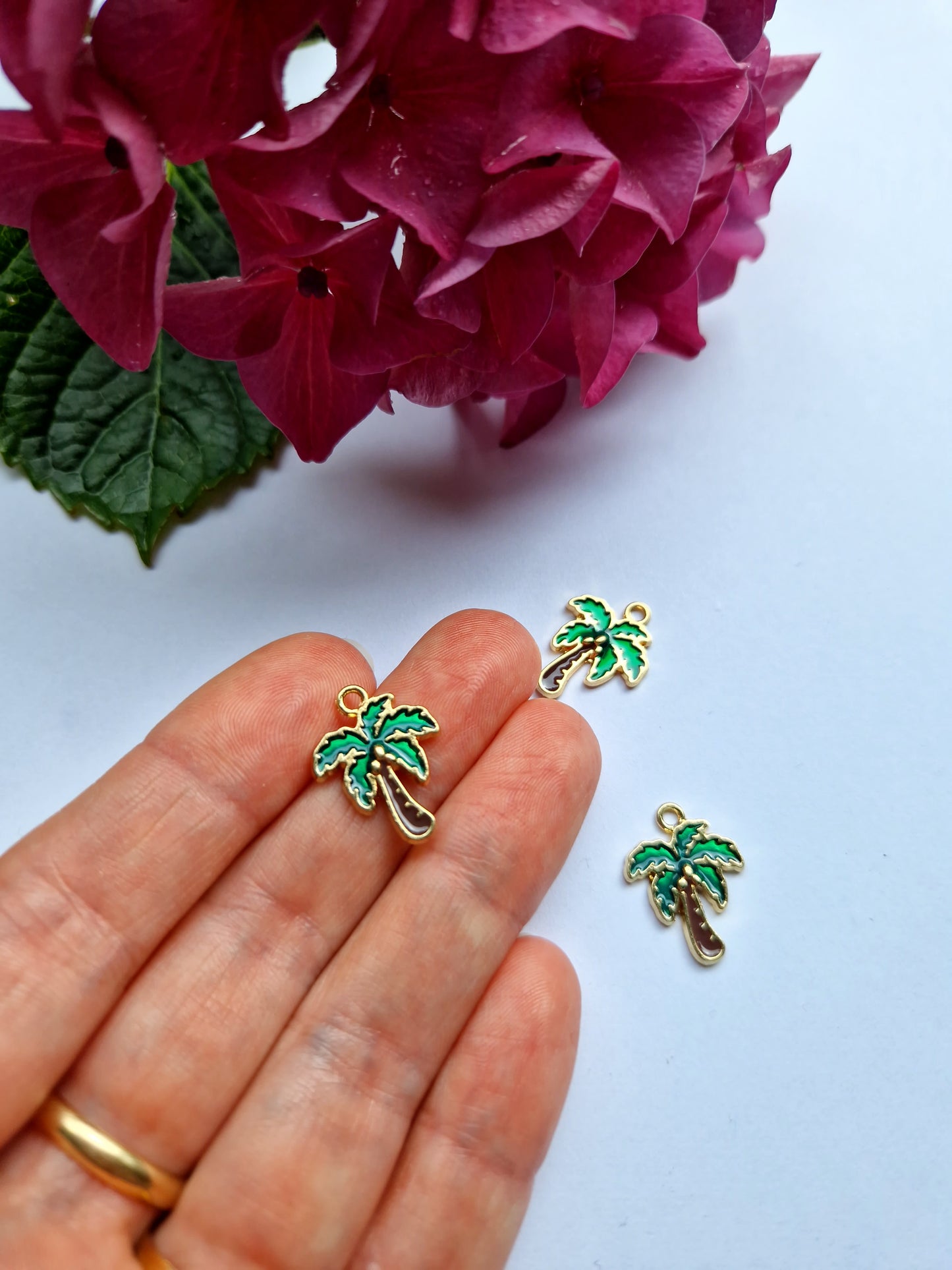 Bedeltje, goudkleurig, emaille ingelegd palmboompje