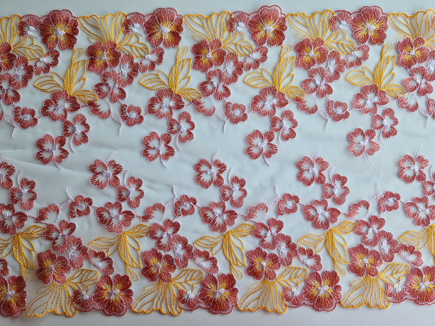 2024-110 Wit tule kant met oranje en oranjerood geborduurde bloemen