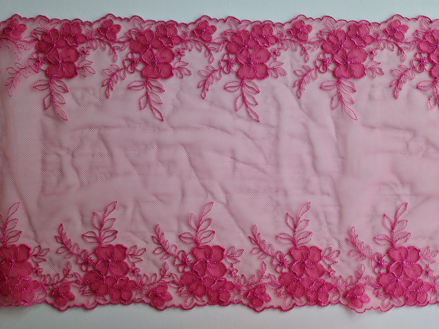 2024-116 fuchsia roze tule kant met tule geappliqueerde bloemetjes