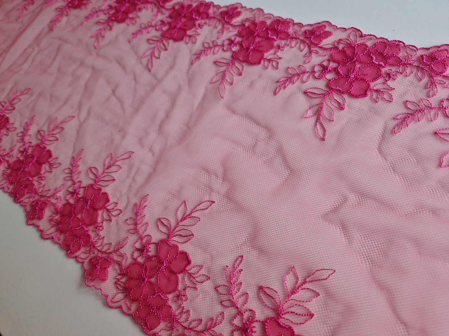 2024-116 fuchsia roze tule kant met tule geappliqueerde bloemetjes