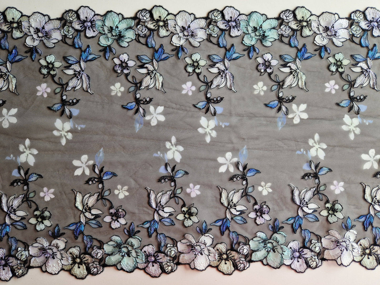 2024-118 Zwart tule kant met "glas in lood" bloemen look omlijst met zilverkleurig lurex draad.