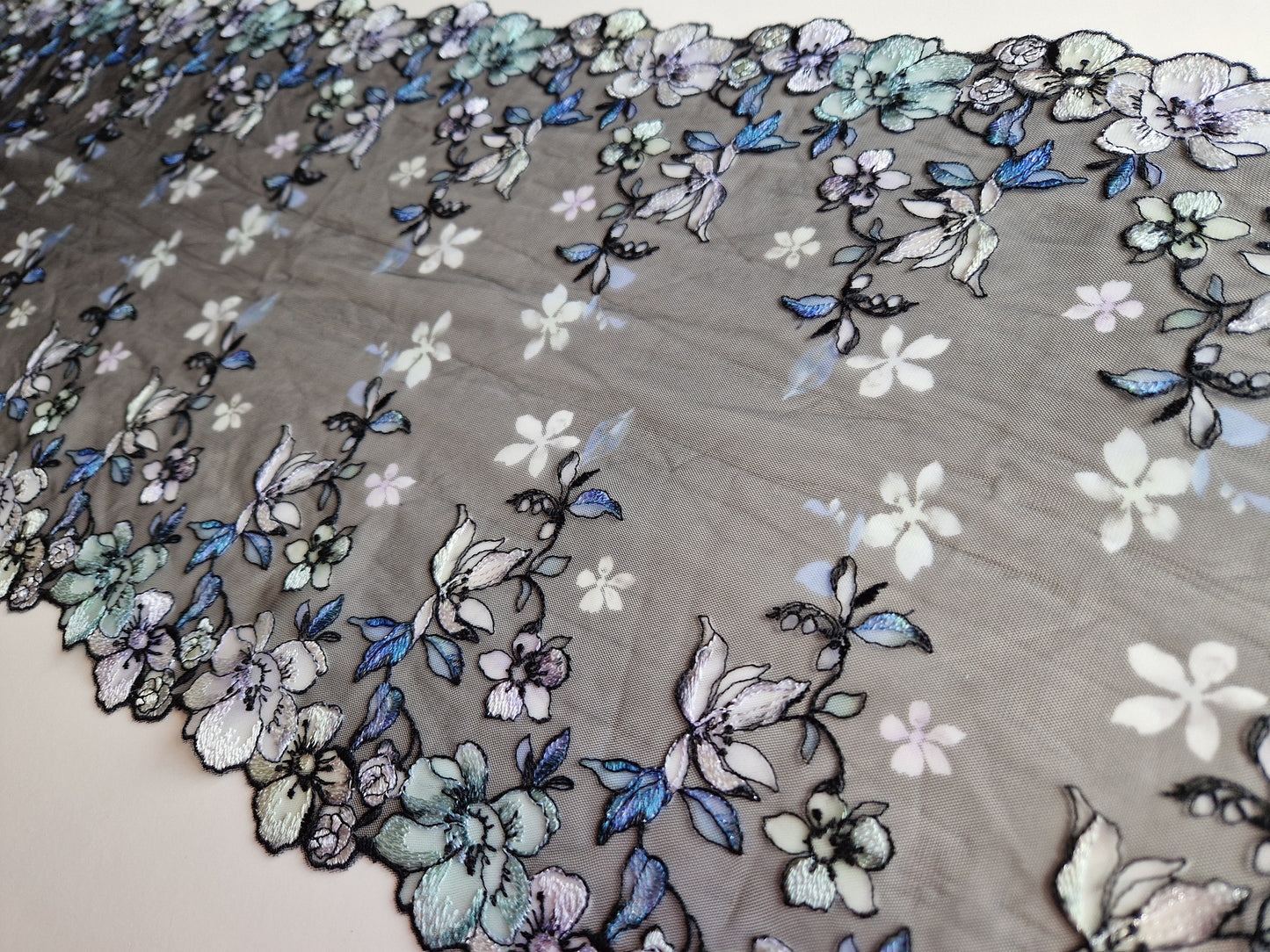 2024-118 Zwart tule kant met "glas in lood" bloemen look omlijst met zilverkleurig lurex draad.