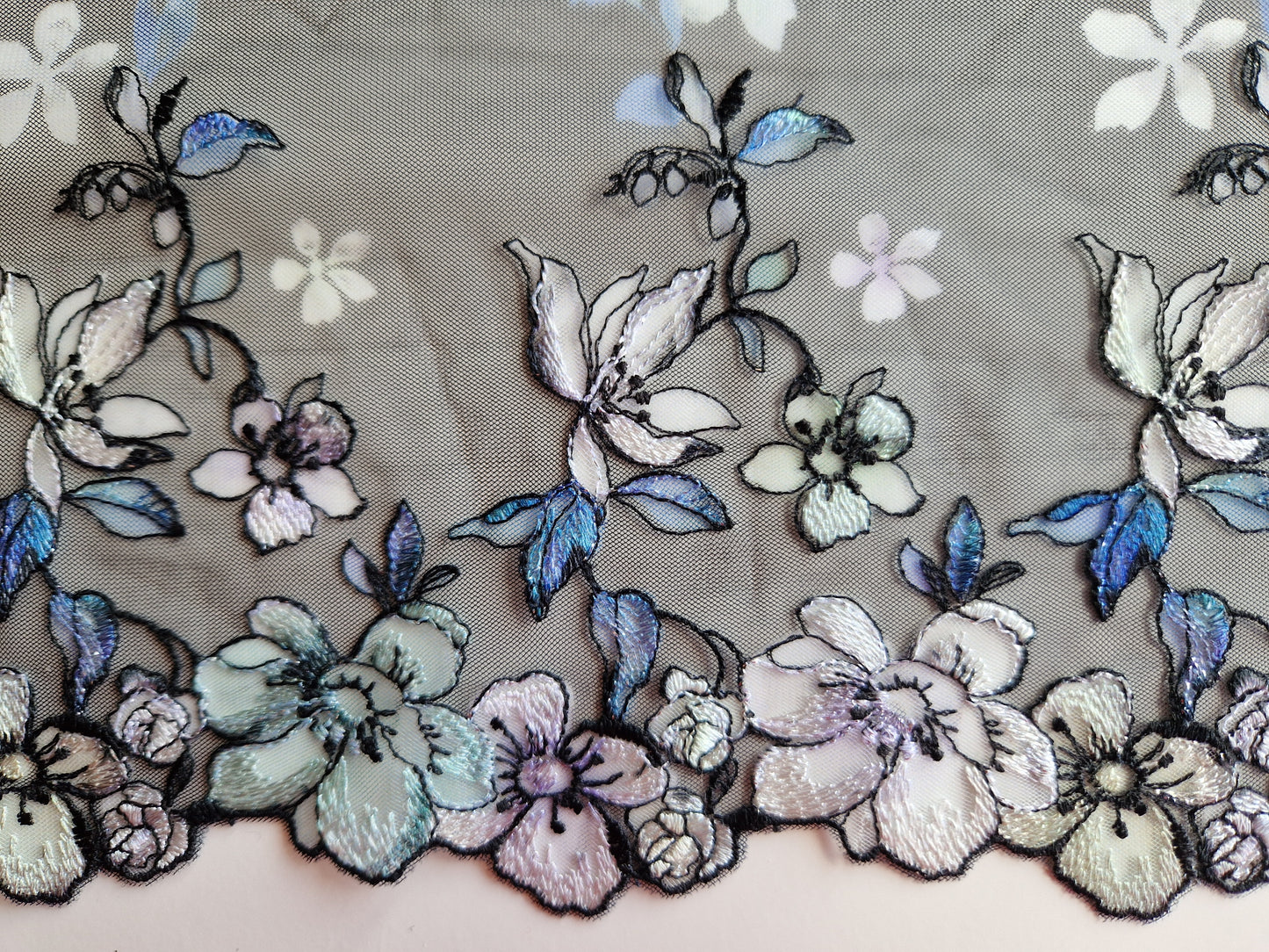 2024-118 Zwart tule kant met "glas in lood" bloemen look omlijst met zilverkleurig lurex draad.