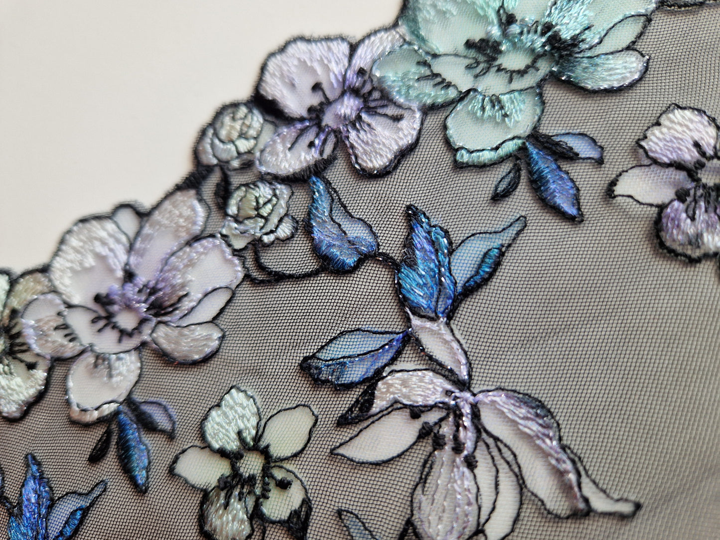 2024-118 Zwart tule kant met "glas in lood" bloemen look omlijst met zilverkleurig lurex draad.