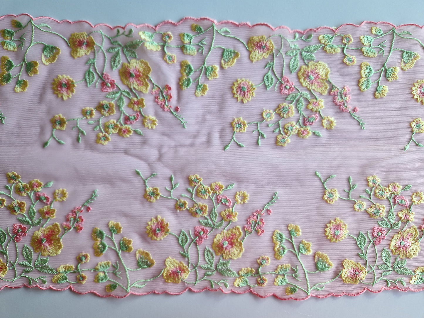 2024-126 roze stretchkant met pastel gele bloemetjes