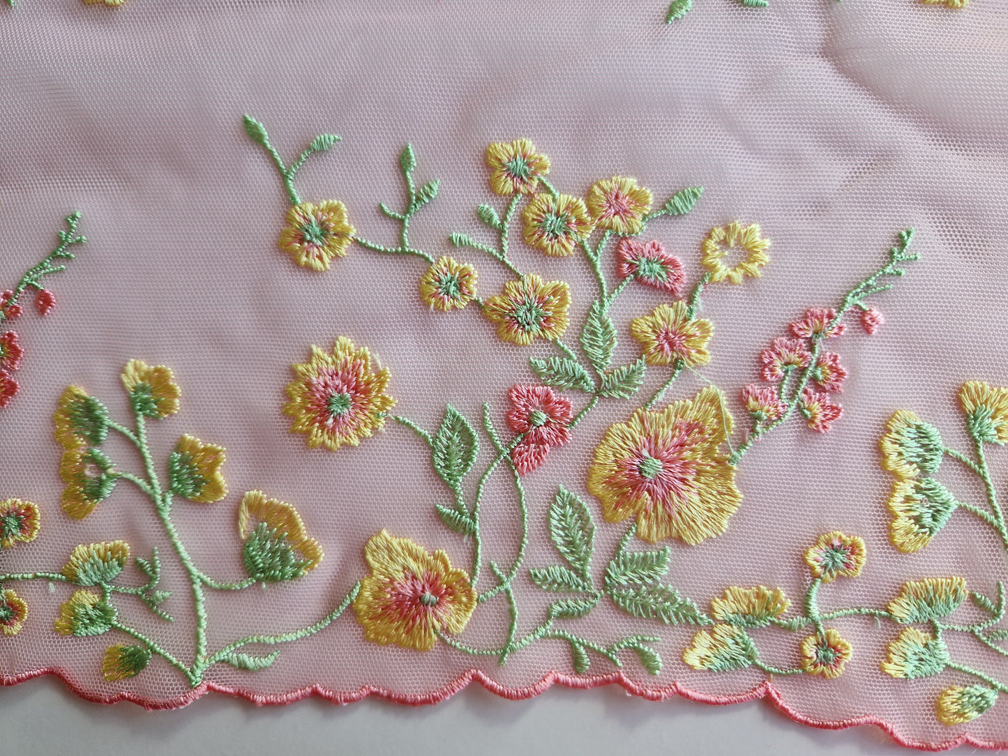 2024-126 roze stretchkant met pastel gele bloemetjes