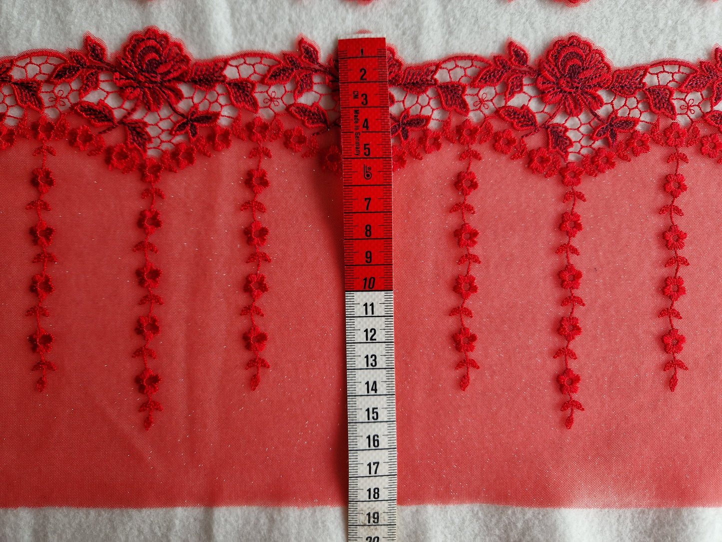 2024-136 rood tule kant met glittertje en broderie rand met roosjes