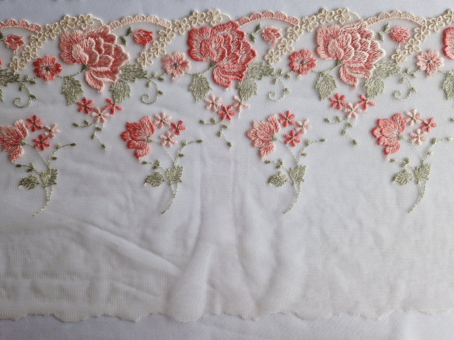 2024-142 Wit tule kant met klassiek roze geborduurde roosjes
