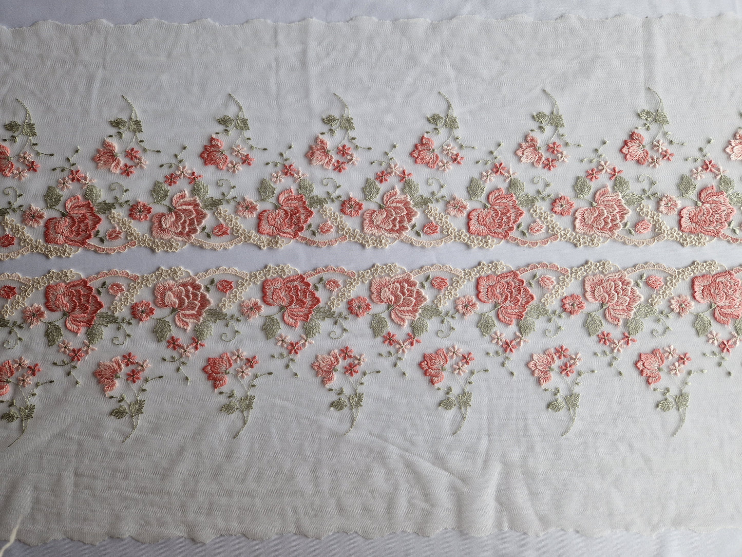 2024-142 Wit tule kant met klassiek roze geborduurde roosjes