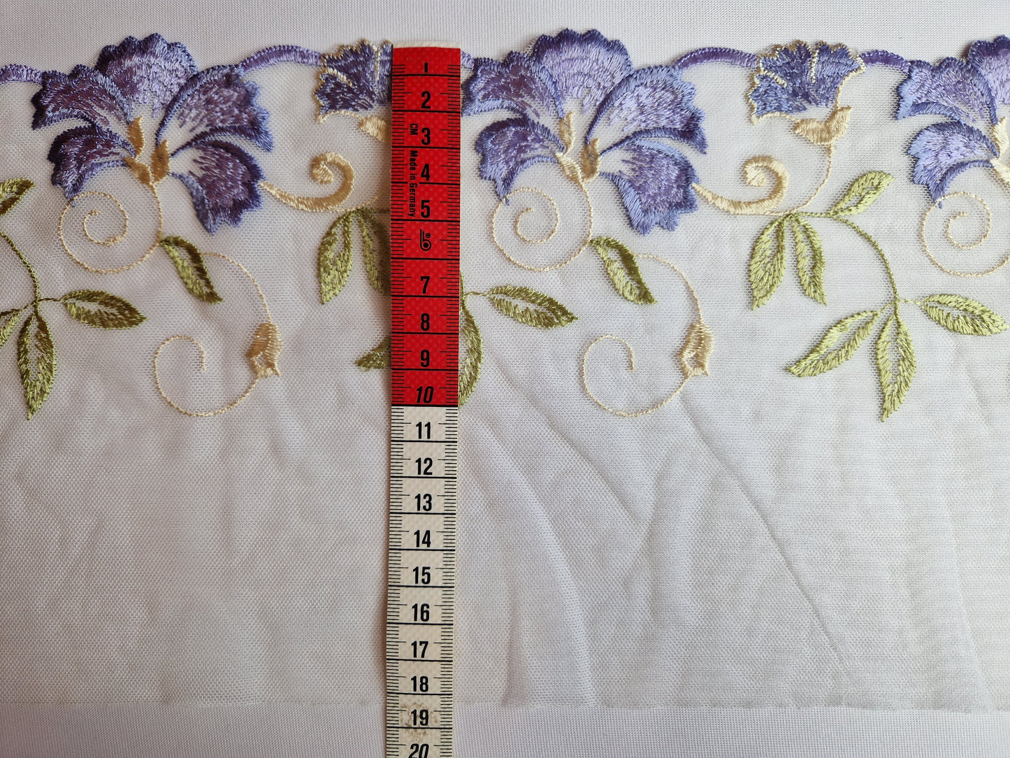 2024-143 Wit tule kant met lavendel paarse, geborduurde lelies