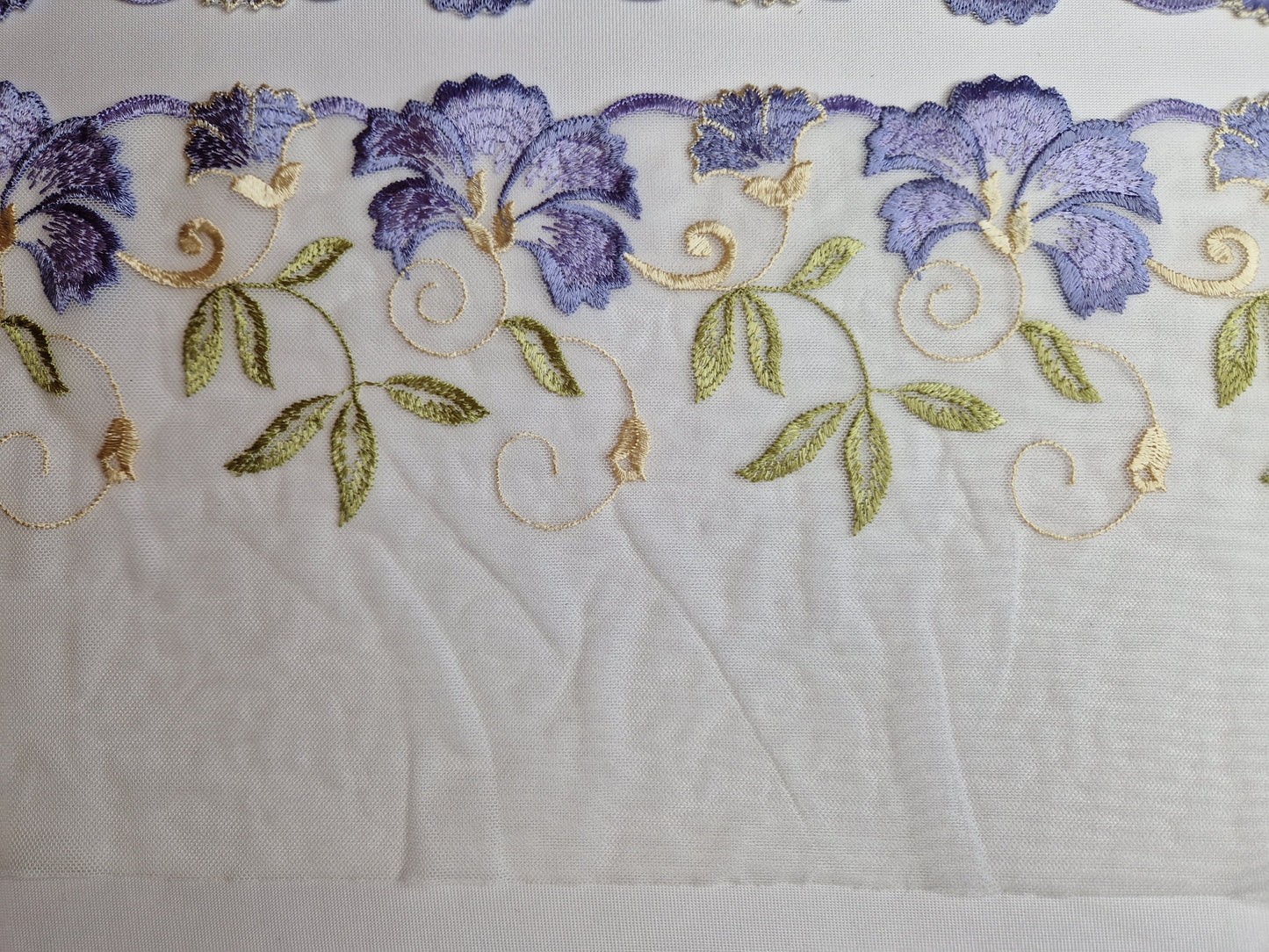 2024-143 Wit tule kant met lavendel paarse, geborduurde lelies