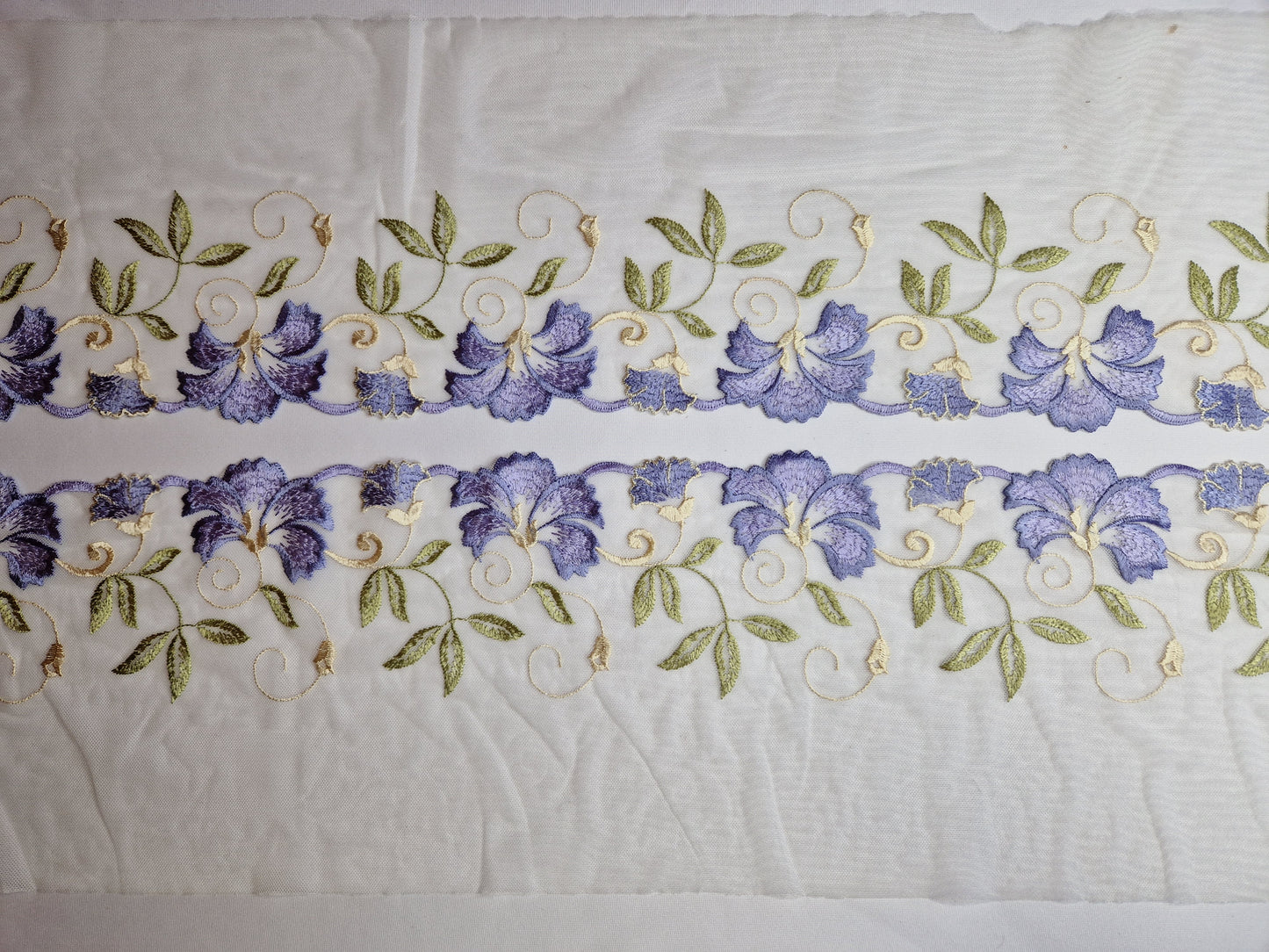 2024-143 Wit tule kant met lavendel paarse, geborduurde lelies