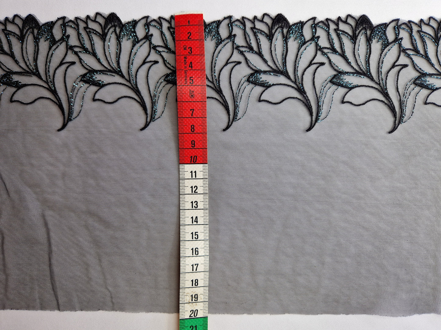2024-146 Zwart tule kant met abstract geborduurde blaadjes voorzien van lichtblauw lurex draad