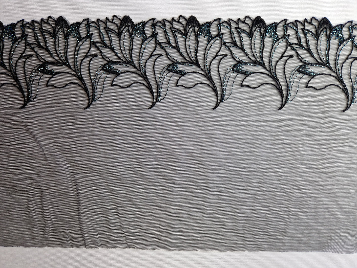 2024-146 Zwart tule kant met abstract geborduurde blaadjes voorzien van lichtblauw lurex draad
