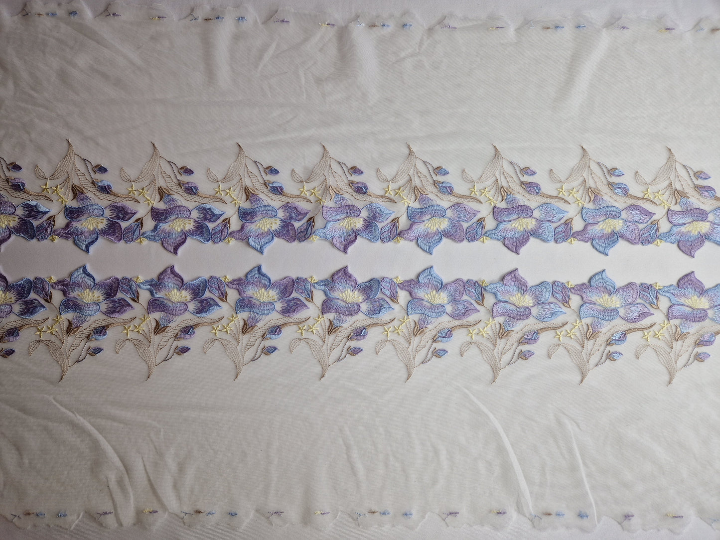 2024-150 wit tulekant met geborduurde lelies in pastel paarstinten