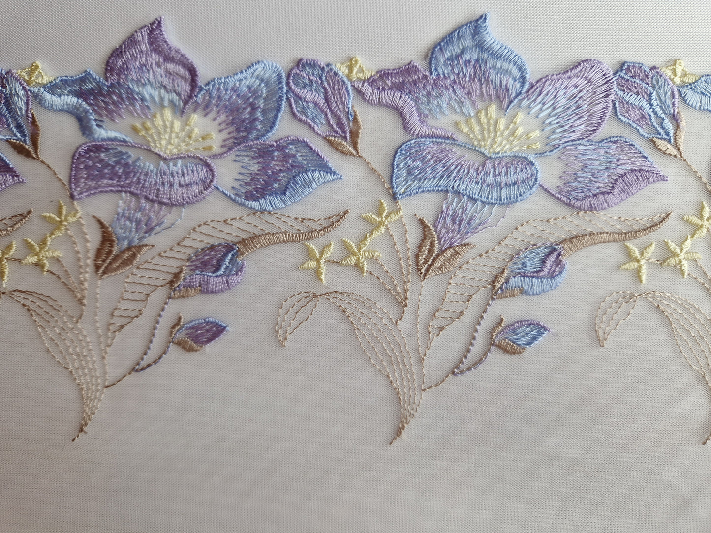2024-150 wit tulekant met geborduurde lelies in pastel paarstinten