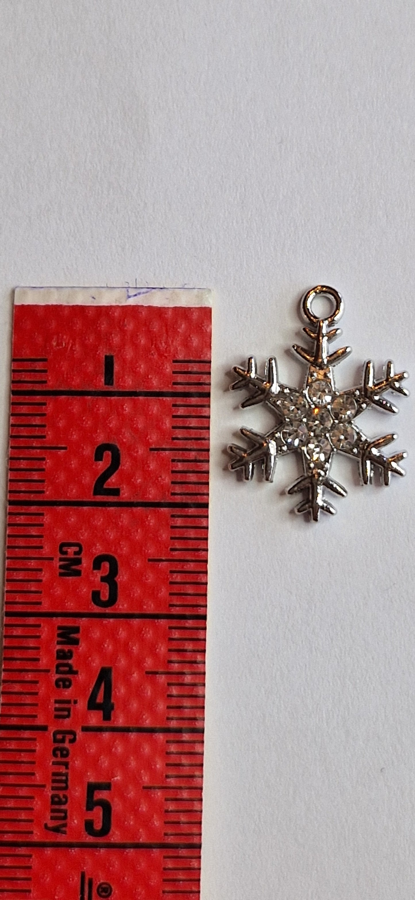 zilverkleurig bedeltje van sneeuwvlok met zirconiatjes