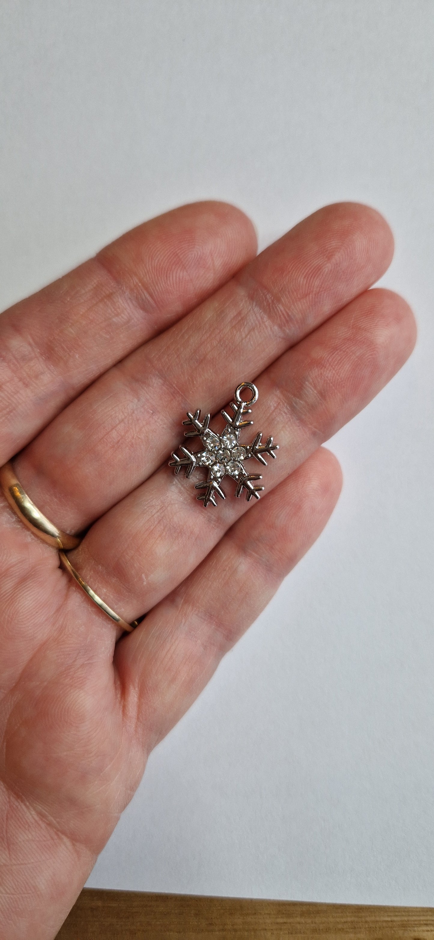 zilverkleurig bedeltje van sneeuwvlok met zirconiatjes