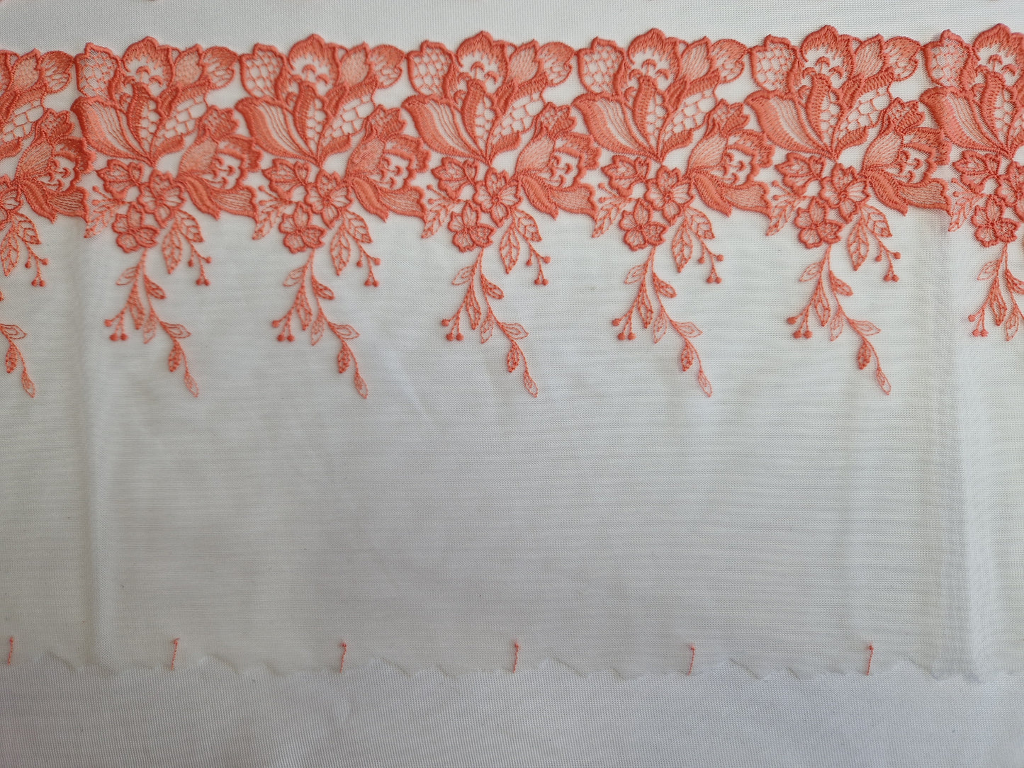 2024-155 wit tule kant met pastelkoraal bloemenborduursel