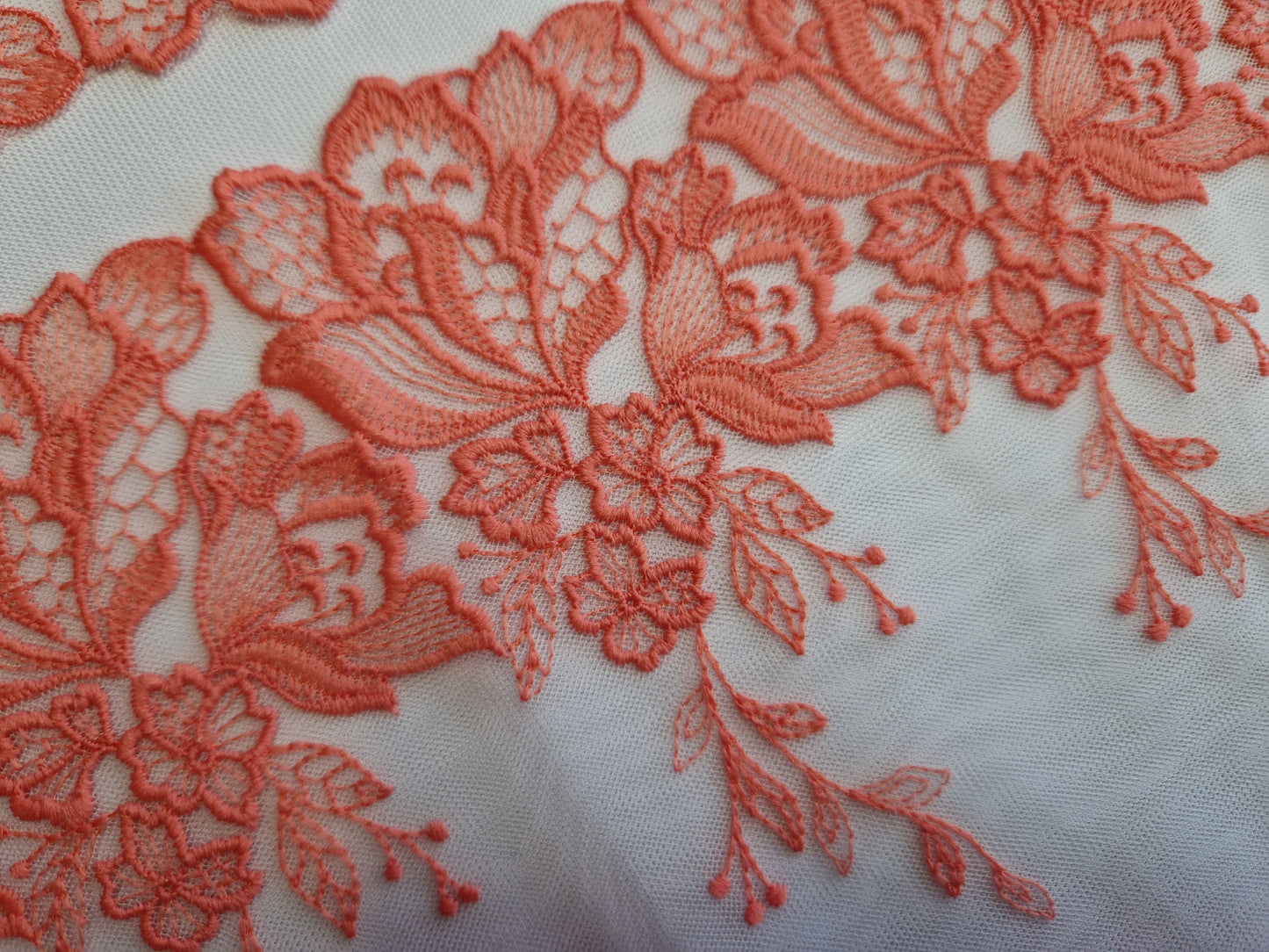2024-155 wit tule kant met pastelkoraal bloemenborduursel
