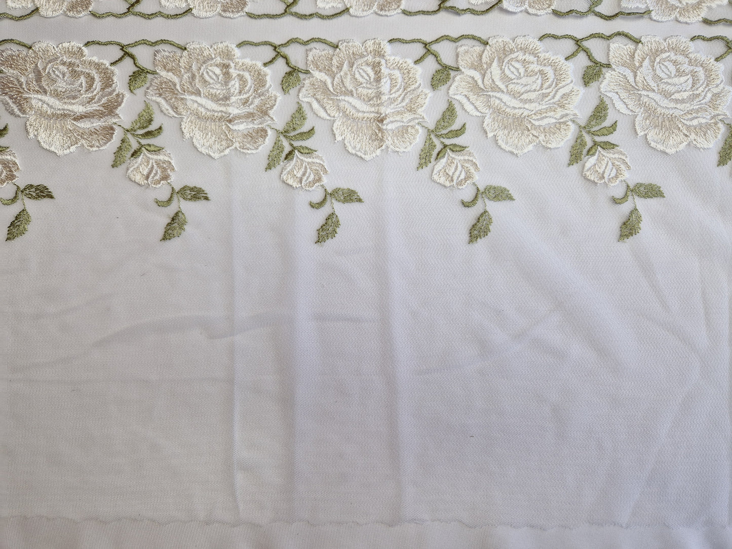 2024-156 wit tule kant met champagne/wit kleurige, geborduurde rozen