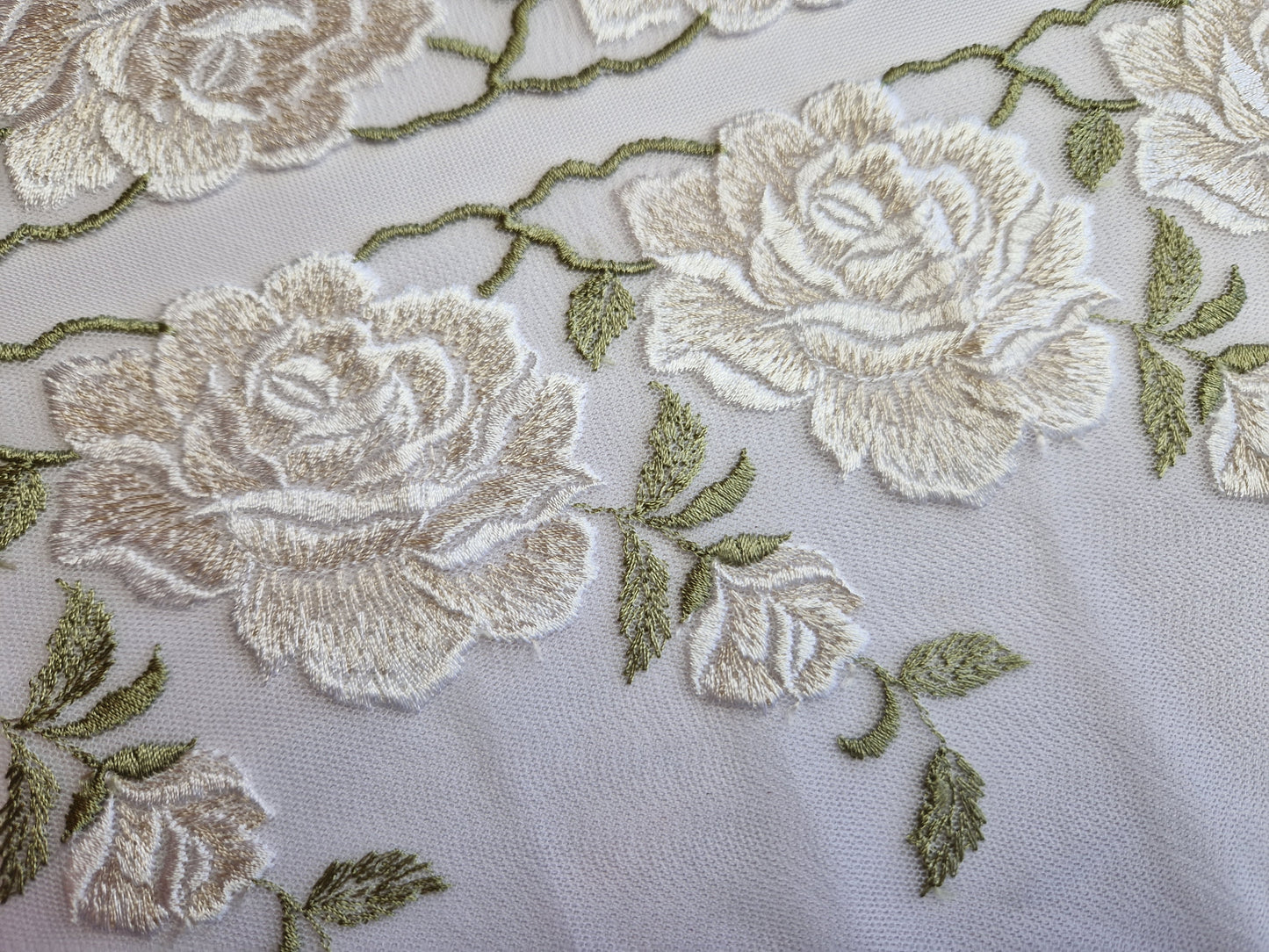 2024-156 wit tule kant met champagne/wit kleurige, geborduurde rozen