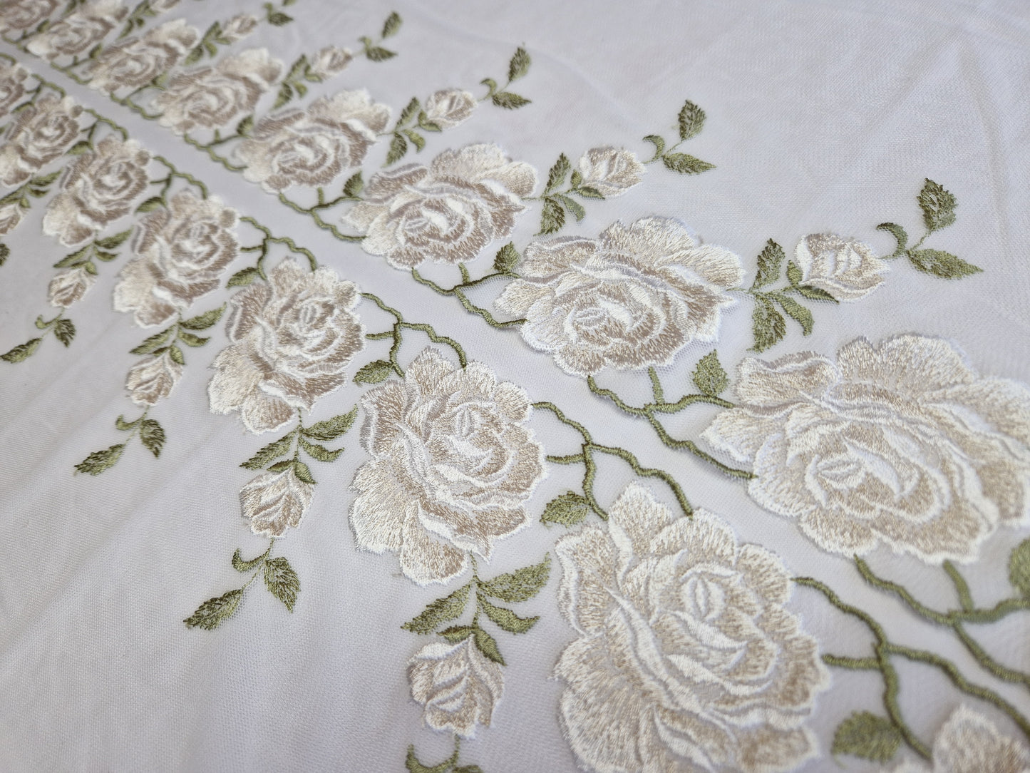 2024-156 wit tule kant met champagne/wit kleurige, geborduurde rozen