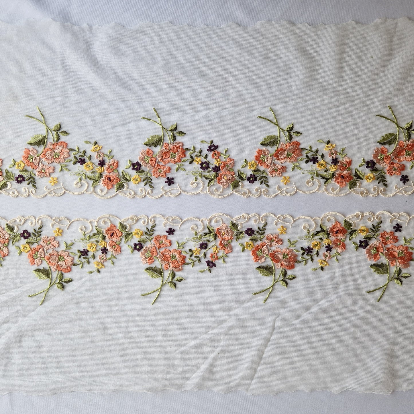 2025-2 Crème tule kant met veldboeketjes in peach, aubergine geel en creme