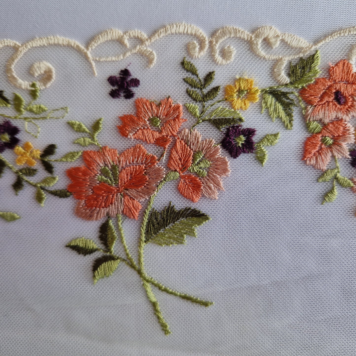 2025-2 Crème tule kant met veldboeketjes in peach, aubergine geel en creme