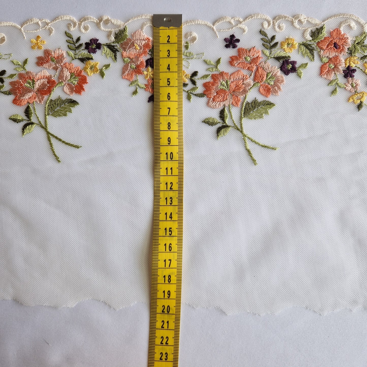 2025-2 Crème tule kant met veldboeketjes in peach, aubergine geel en creme