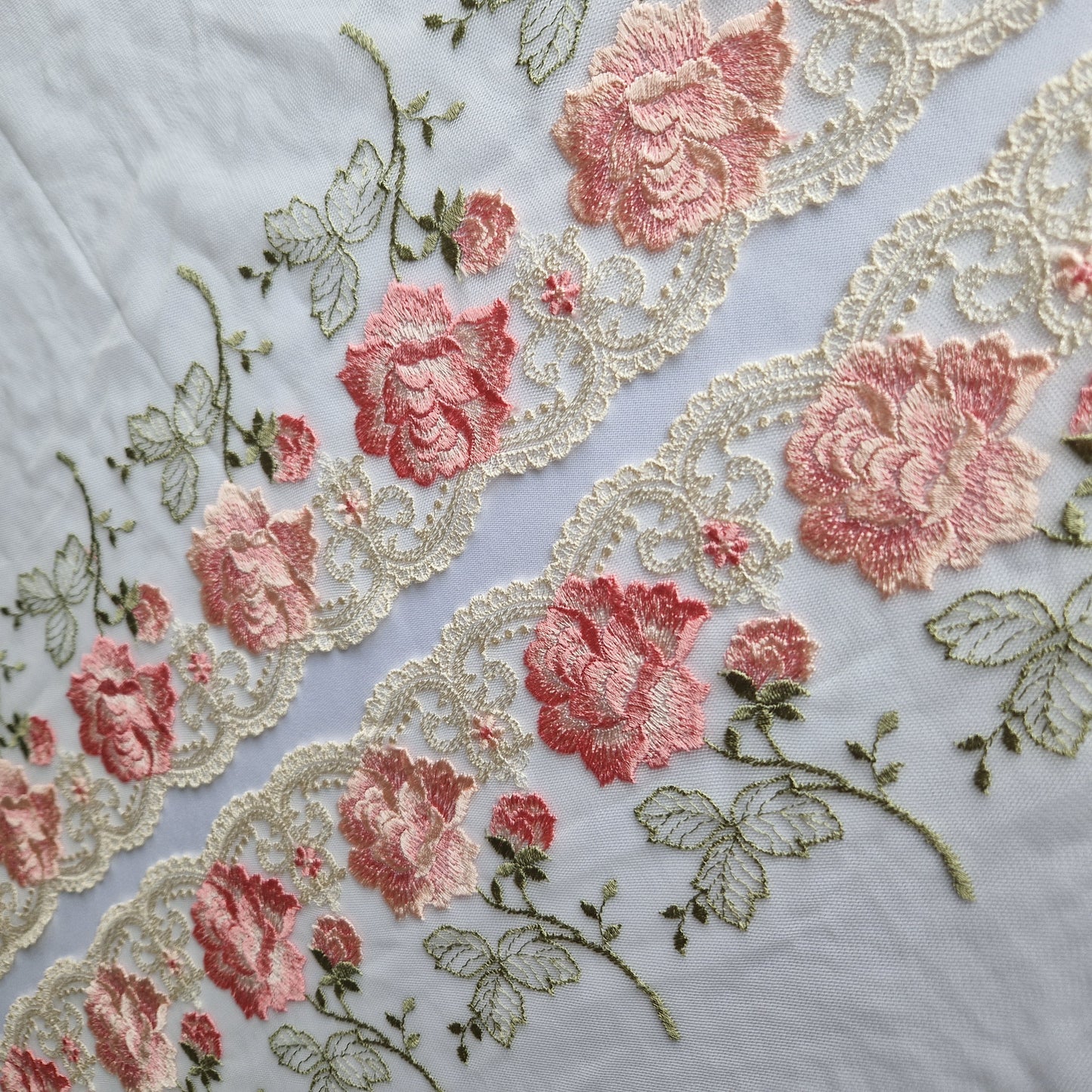 2025-8 off white tule kant met roze rozen