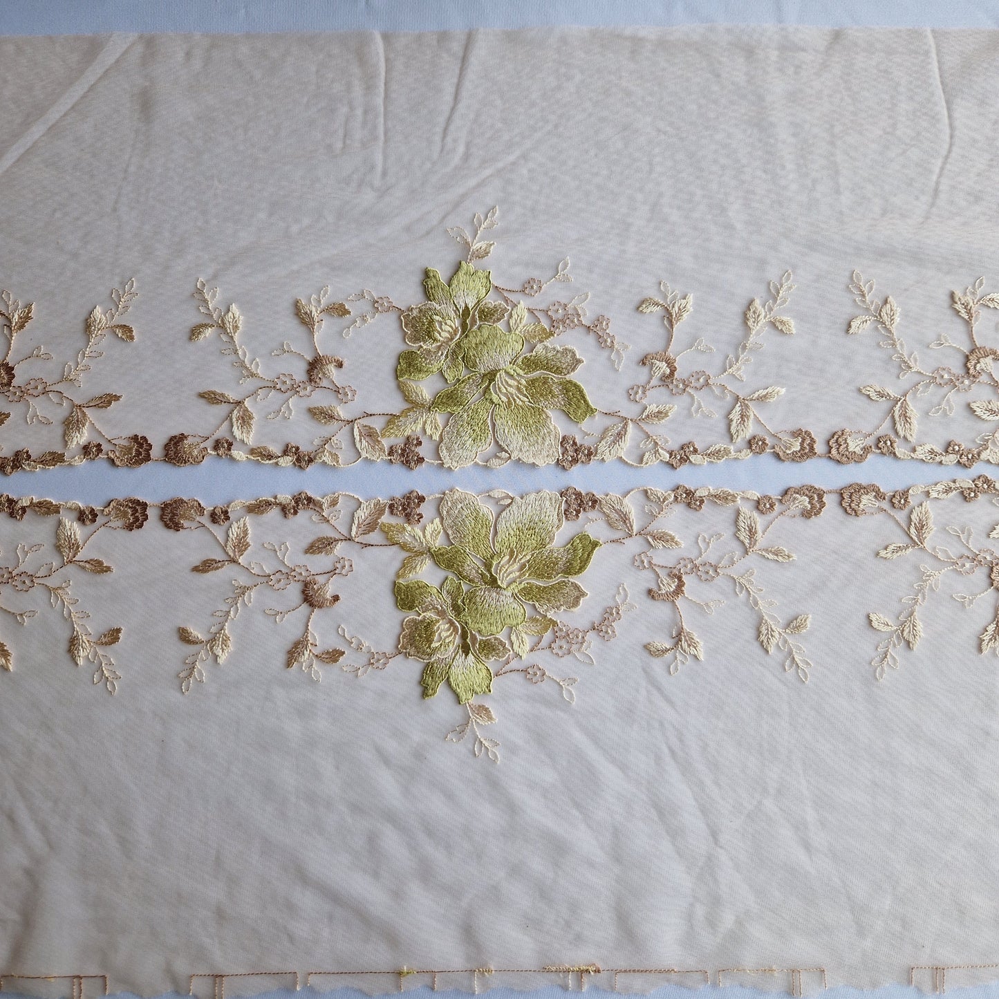 2025-11 peach kleurig tule kant met grote lichtgroene lelies