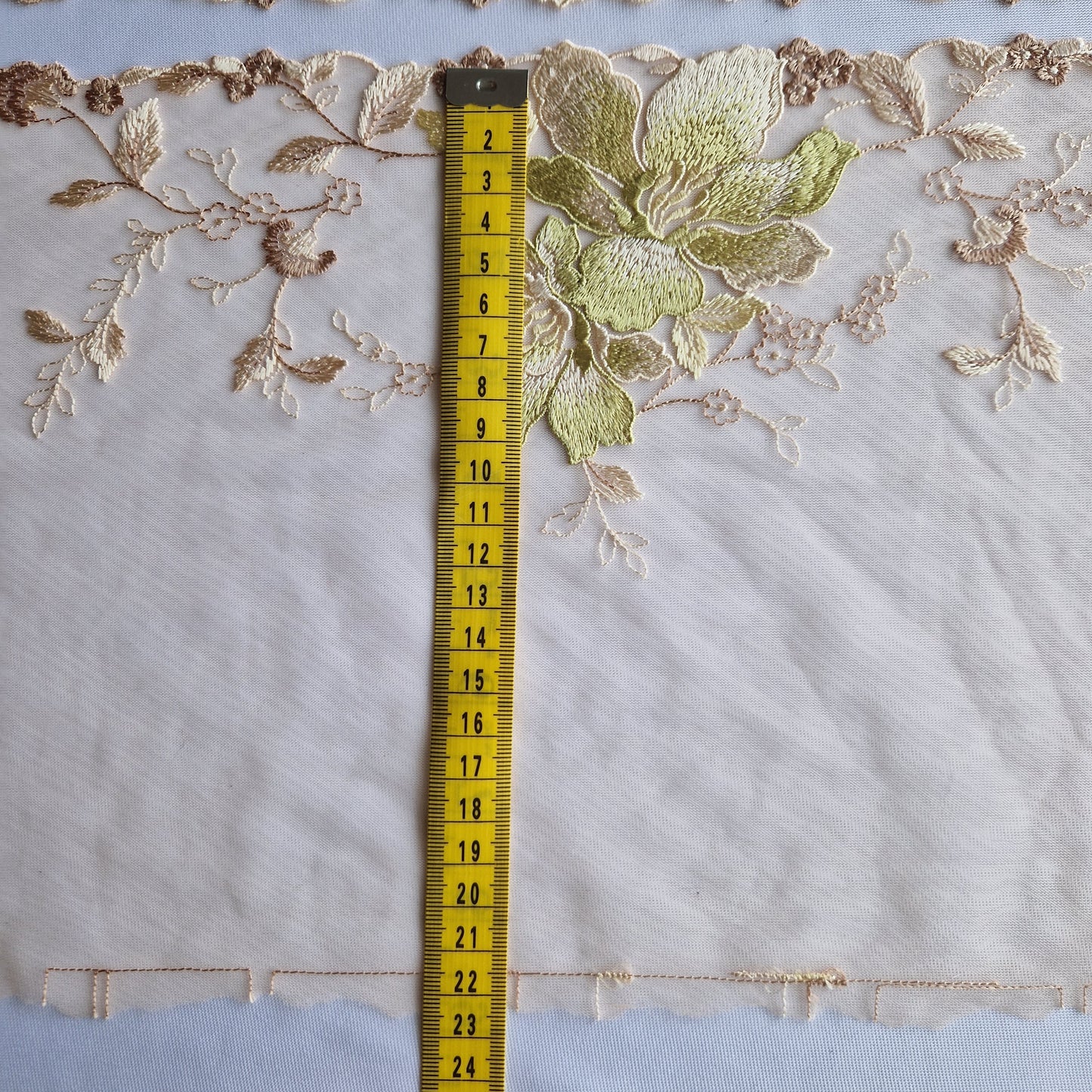 2025-11 peach kleurig tule kant met grote lichtgroene lelies