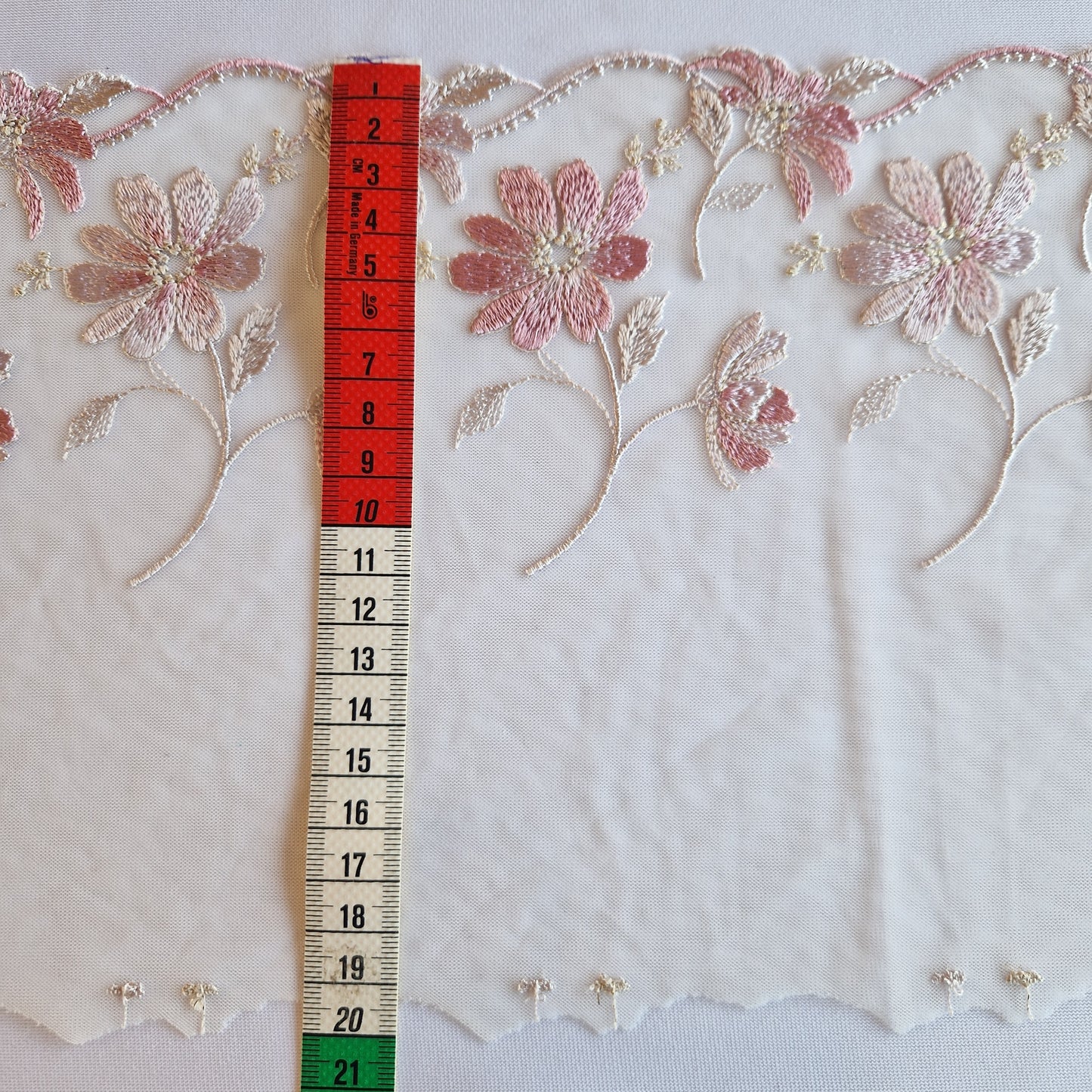 2025-20 wit tule kant met roze veldbloemen en goudkleurig lurex draadje