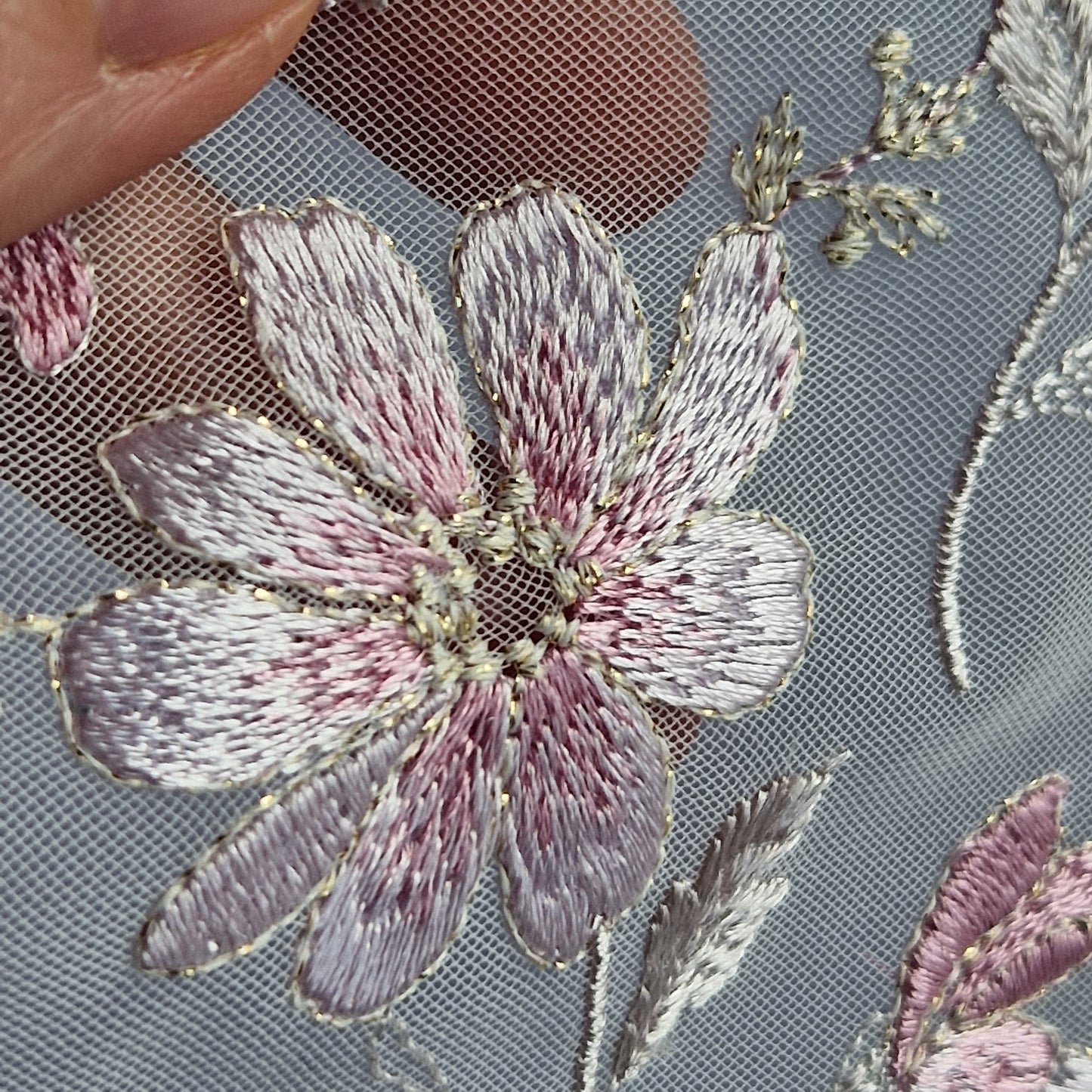 2025-20 wit tule kant met roze veldbloemen en goudkleurig lurex draadje