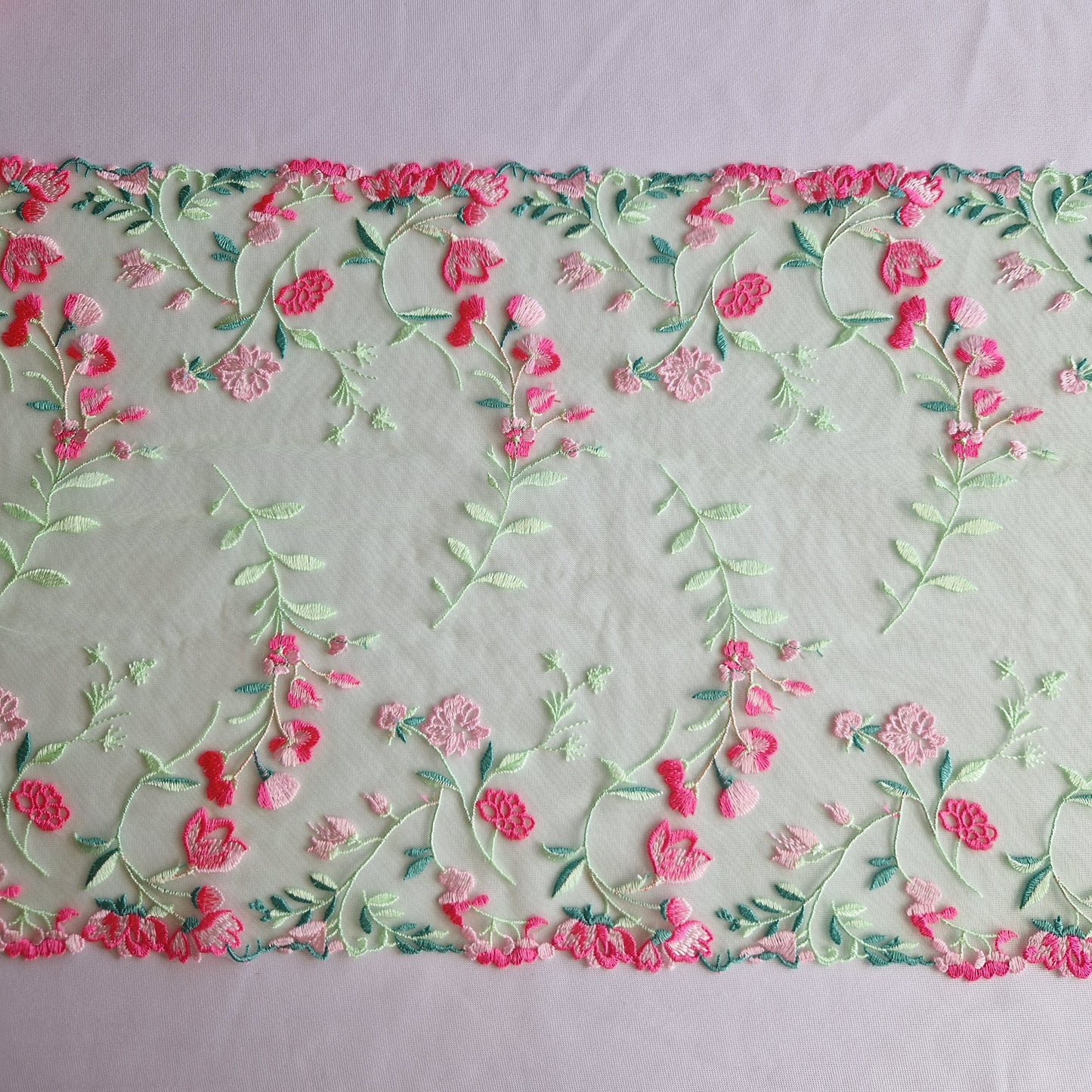 2025-31 licht neon groen tule kant met bloemetjes in neon roze tinten