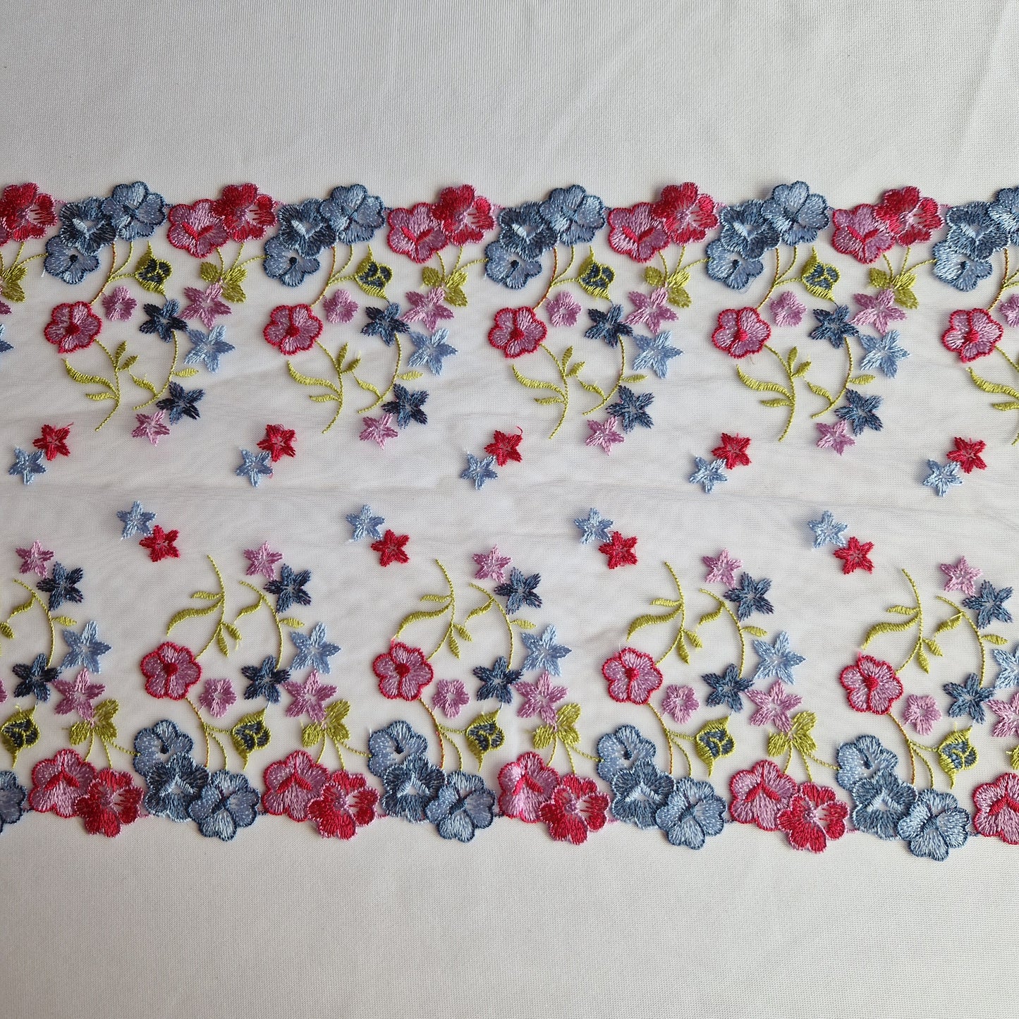 2025-34 licht grijs tule kant met bloemetjes rozerood, lila en blauw