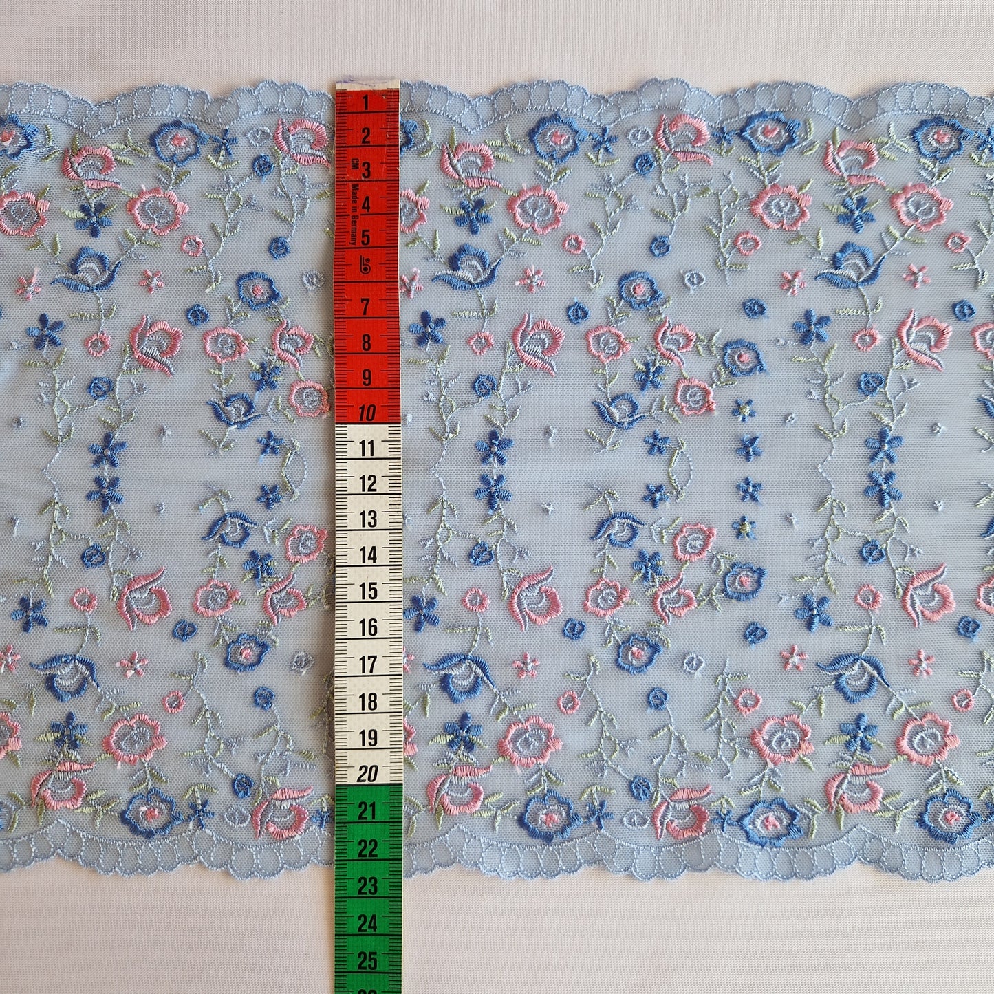 2025-36 Frans blauw stretchkant met geborduurde roosjes