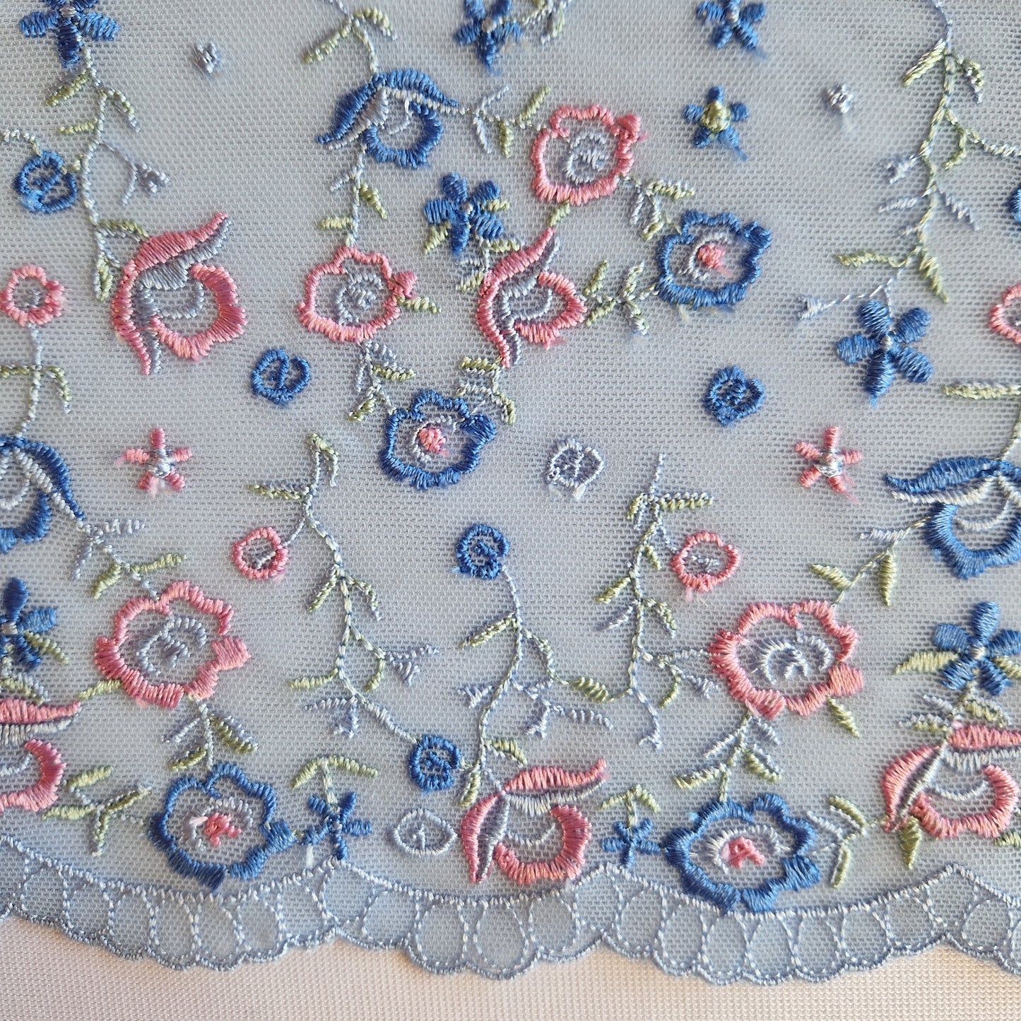 2025-36 Frans blauw stretchkant met geborduurde roosjes