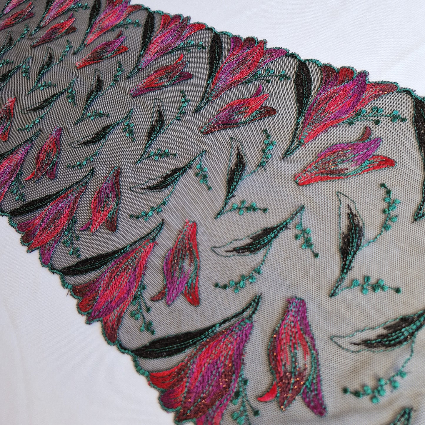 2025-37 Dead stock Marie Jo, zwart stretchkant met geborduurde bloemen voorzien van zwart en koper kleurig lurex draad