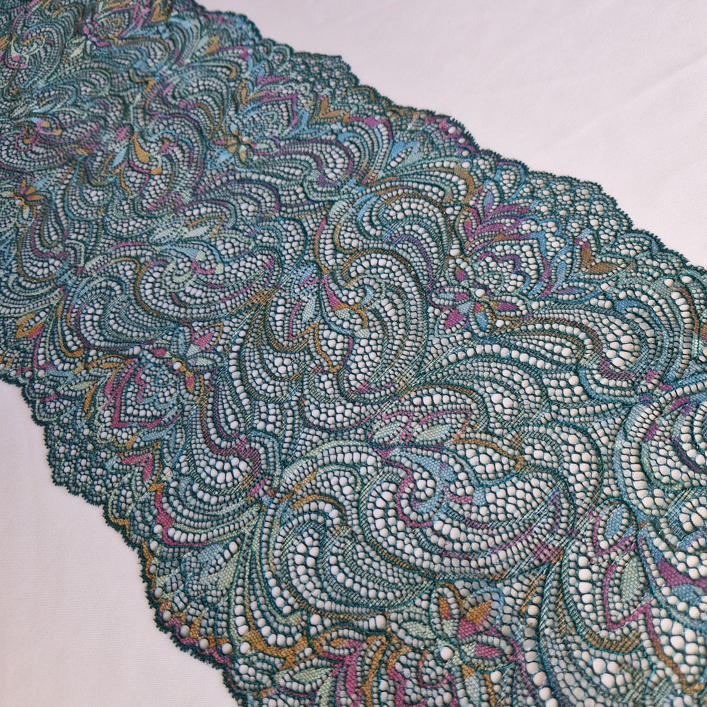 2025-41 petrol groen stretchkant met barok design en multi color details.