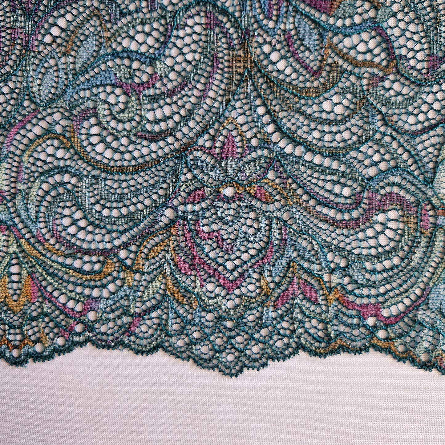 2025-41 petrol groen stretchkant met barok design en multi color details.