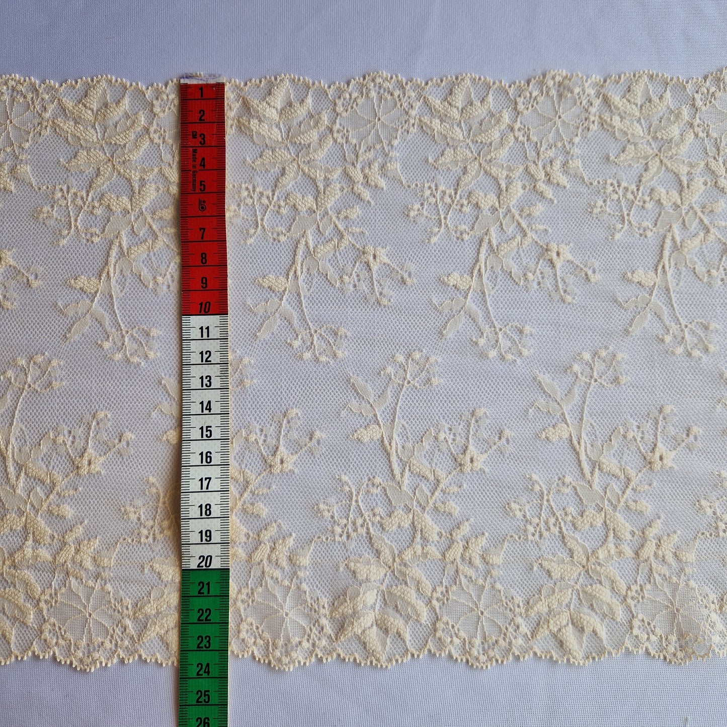 2025-47 gebreid licht peach stretchkant met fluitenkruid design