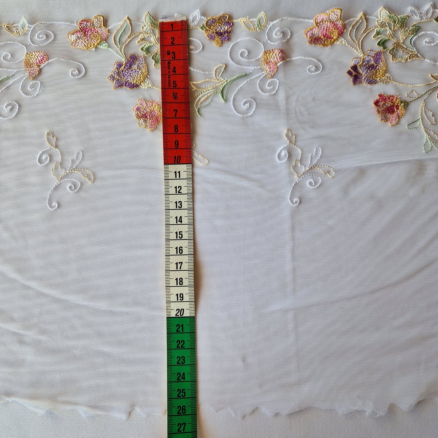 2025-48 wit stretchkant met geborduurde lentebloemen in pastelkleuren