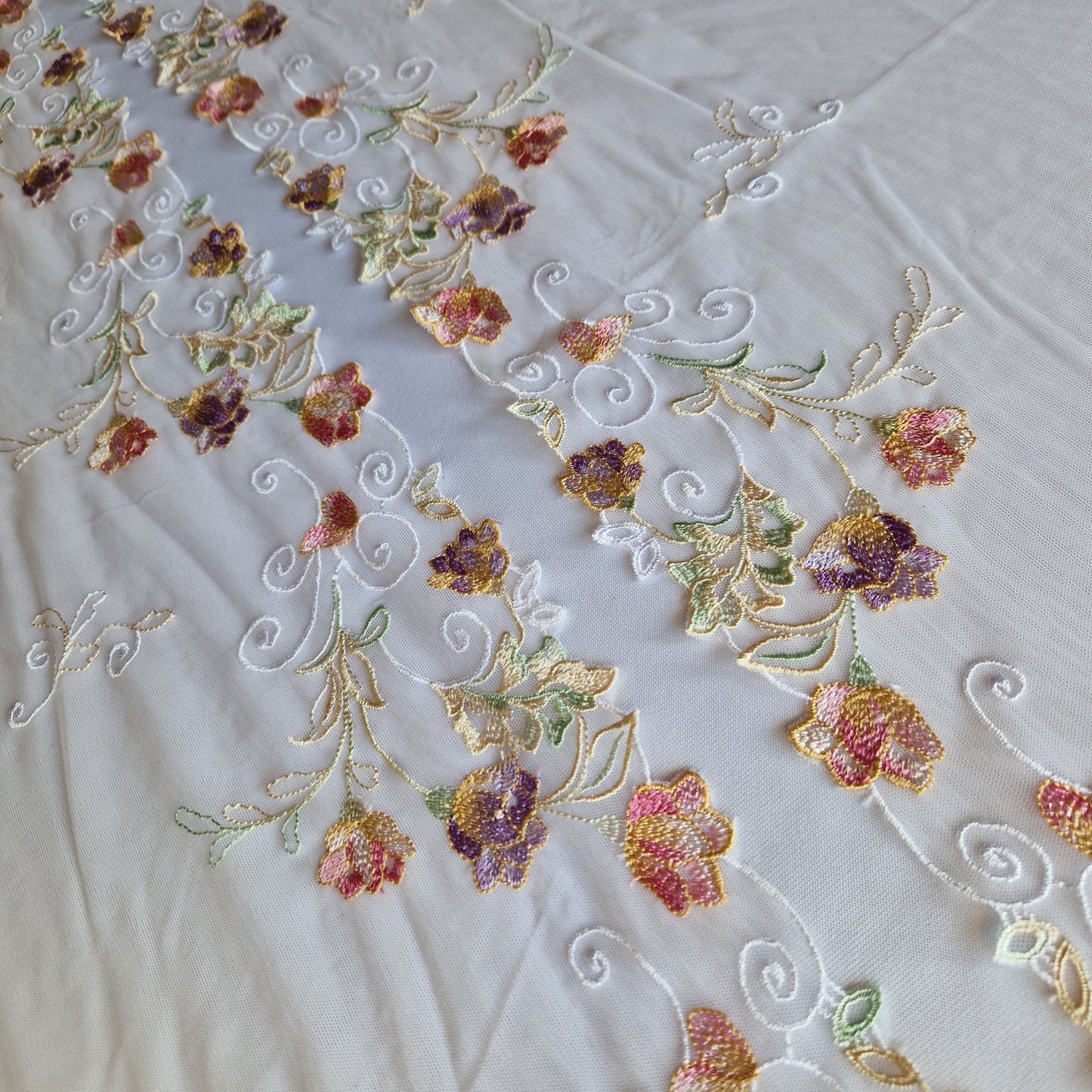 2025-48 wit stretchkant met geborduurde lentebloemen in pastelkleuren