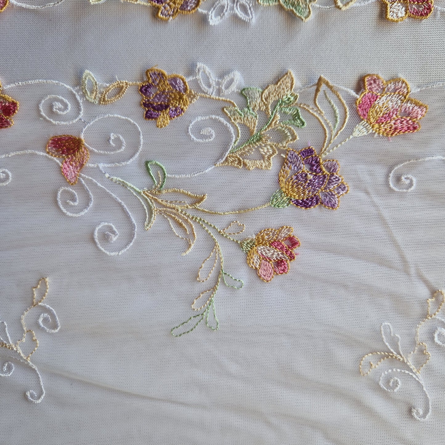 2025-48 wit stretchkant met geborduurde lentebloemen in pastelkleuren