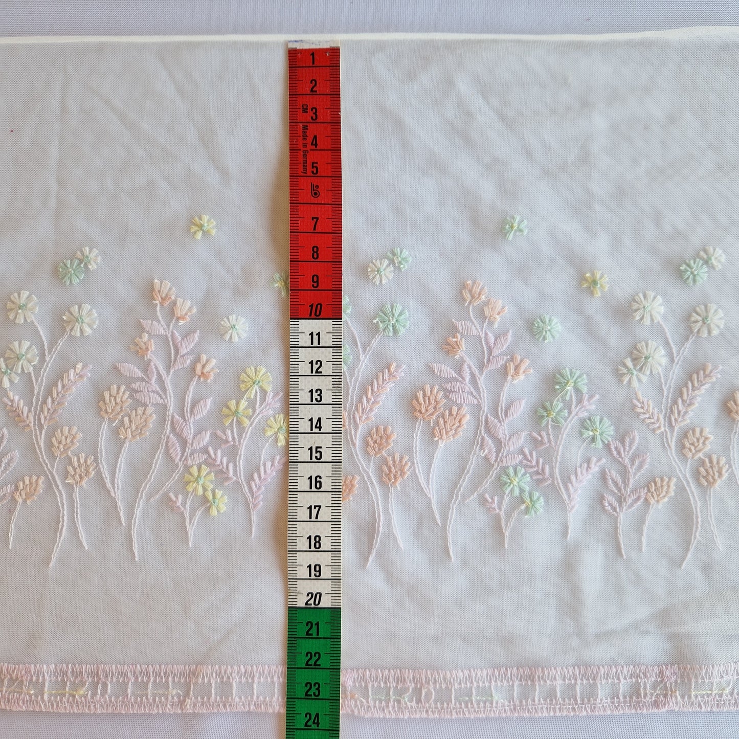 2025-50 wit tulekant met bloemenveld in pasteltinten